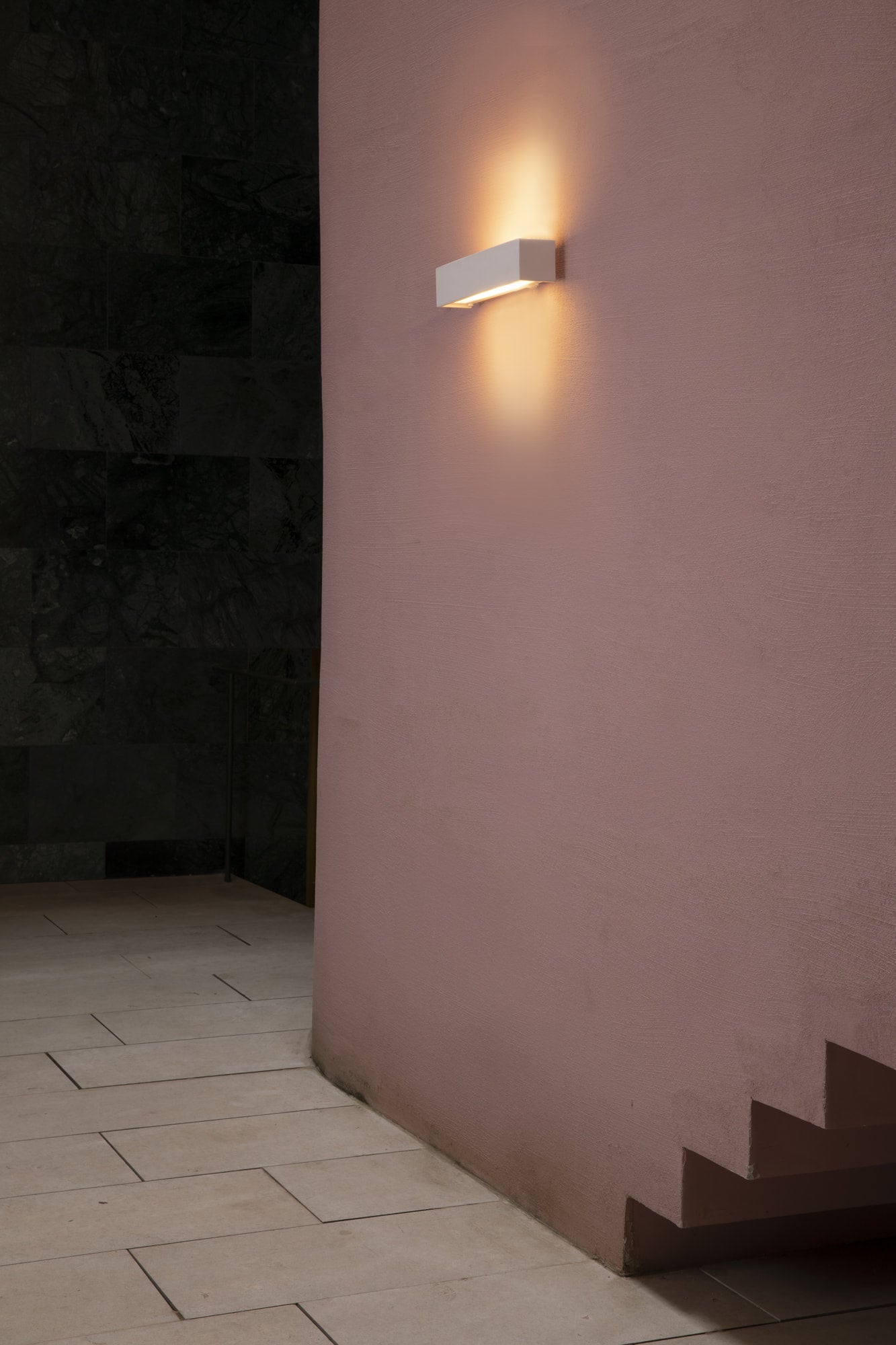Aplique de pared MILO 280 blanco FARO 63420 en ambiente interior minimalista, luminaria de superficie en yeso LED eficiente para hogar moderno