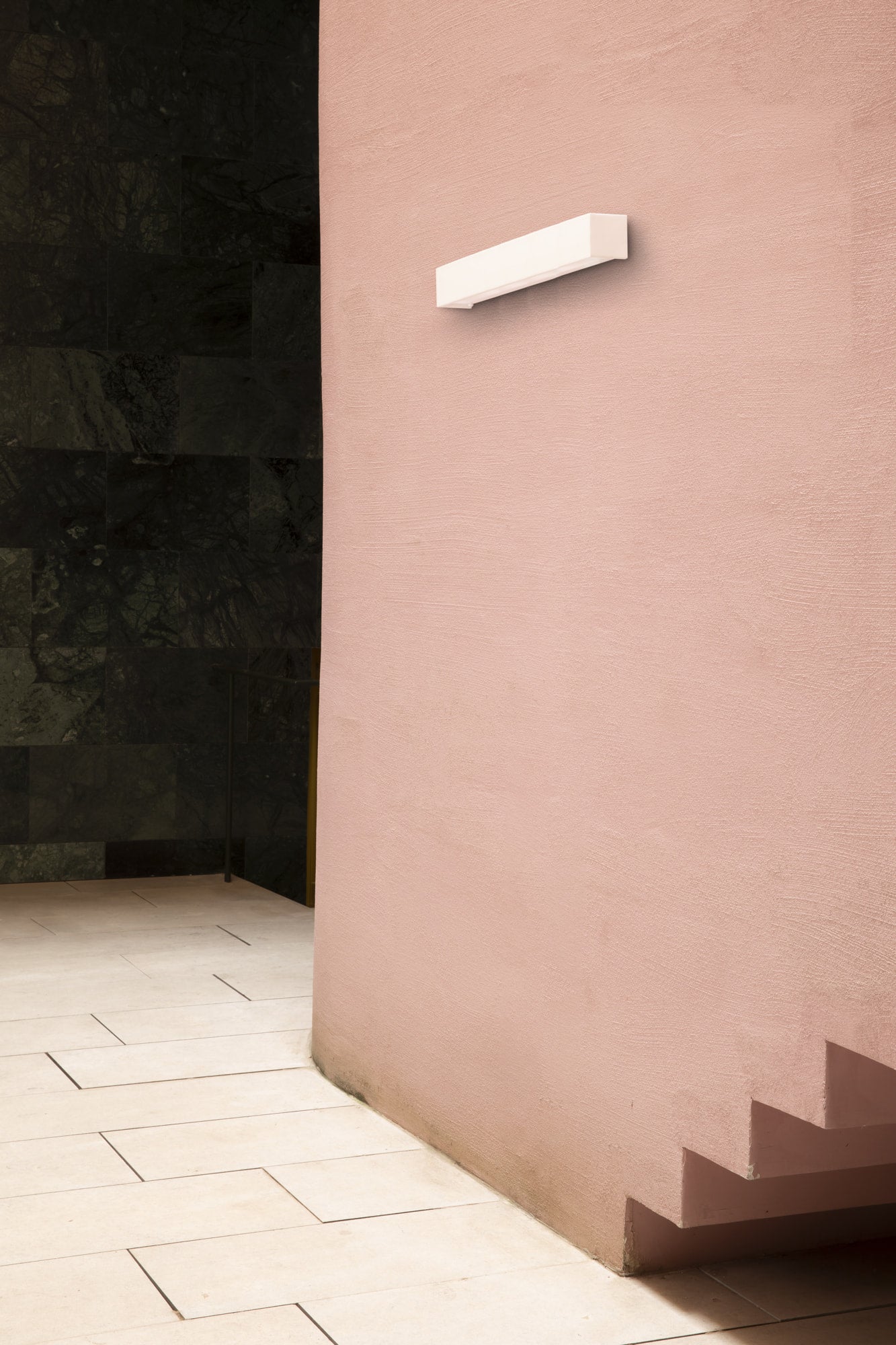 Aplique de pared MILO 400 blanco de FARO (63421) en ambiente interior minimalista, luminaria de superficie en yeso para hogar moderno en pared