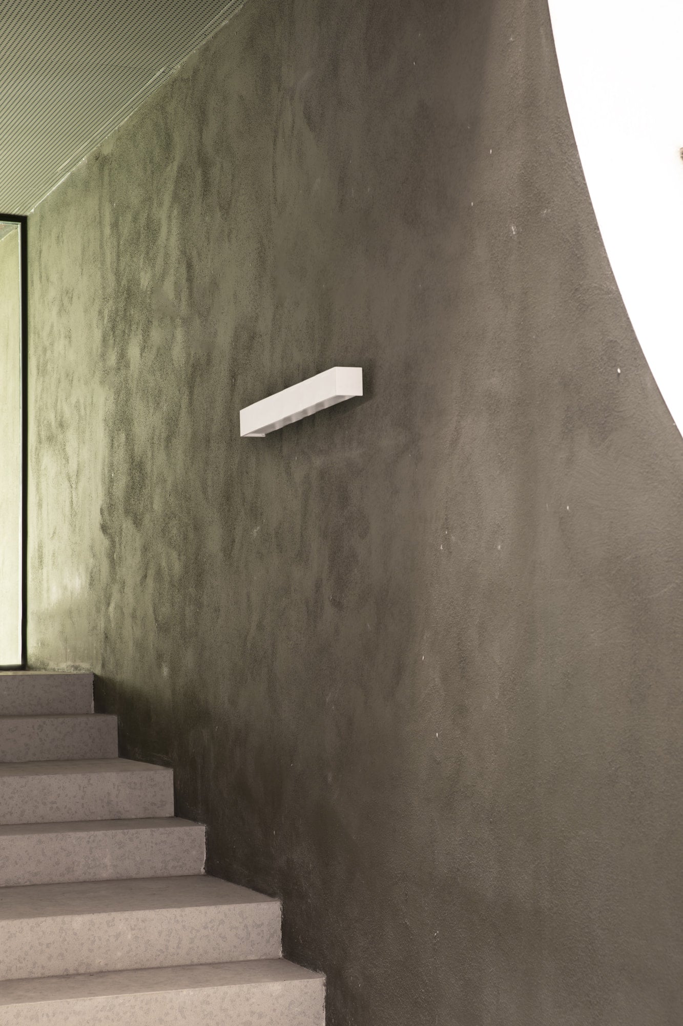 Aplique pared MILO 500 blanco de FARO (63422) en ambiente interior minimalista, luminaria superficie de yeso LED E14 para iluminación hogar, colección 6317