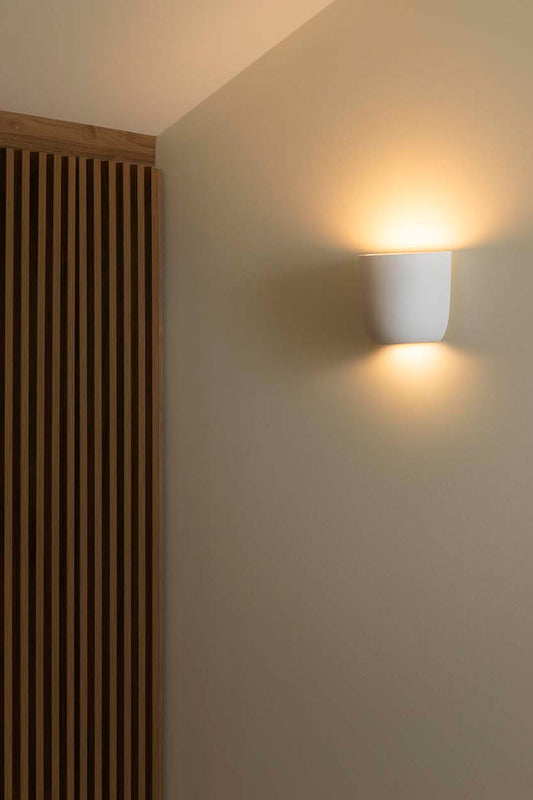 Aplique de pared KAPPU 158 blanco FARO 63428 en ambiente interior minimalista, luminaria superficial de yeso con iluminación indirecta bidireccional serie 6362