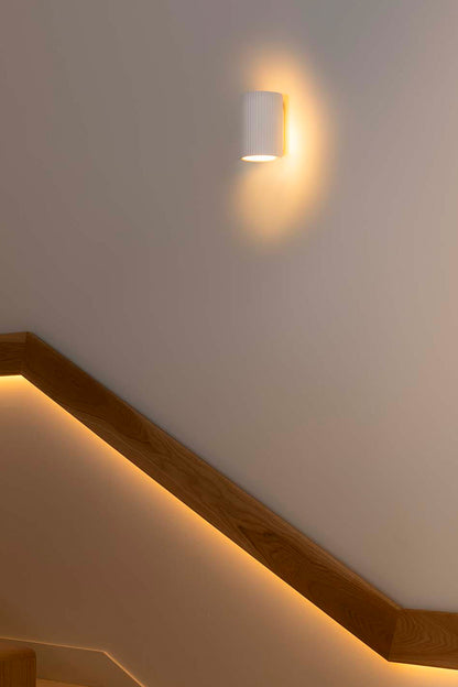 Aplique de pared TRAMA 1L blanco FARO 63435 en ambiente interior, luminaria superficie de yeso decorativa con iluminación indirecta LED E14 7W