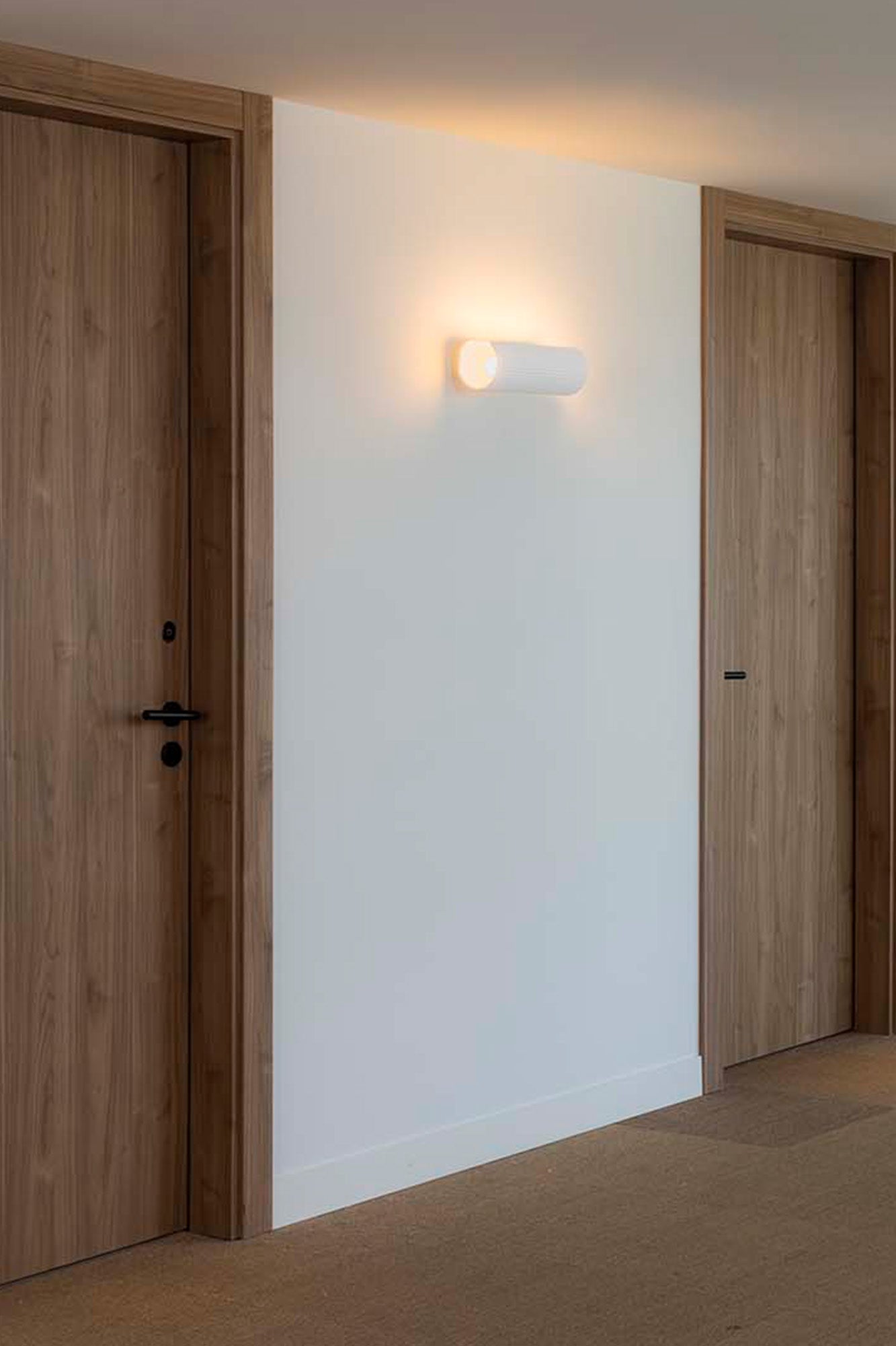 Aplique de pared TRAMA 2L en blanco de FARO modelo 63436 serie 6363, luminaria de superficie en yeso para iluminación indirecta decorativa en interior de hogar moderno