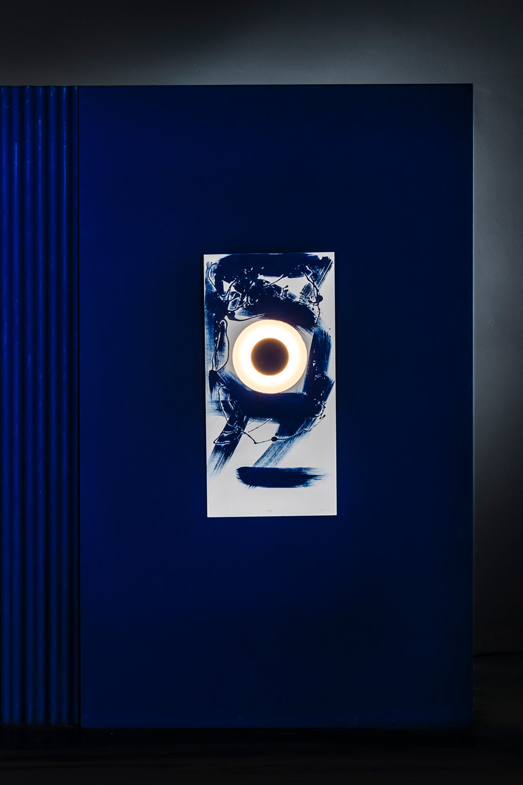 Luminaria de pared empotrable NAVI en blanco de FARO (63481) instalada en interior minimalista, iluminación indirecta LED SMD en pared de yeso