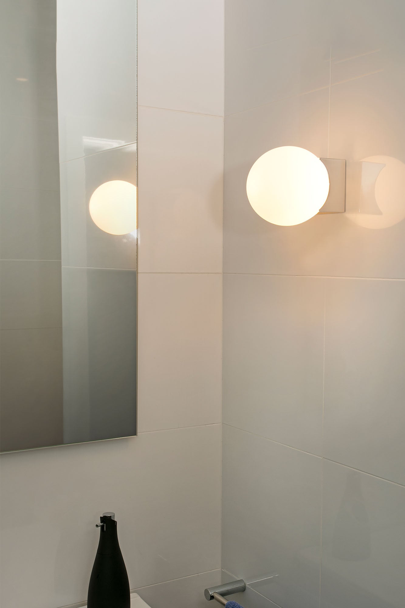 Lámpara de pared LAGO aplique cromado FARO 63503 en ambiente de baño moderno, serie 6352 en aluminio y cristal para iluminación interior superficial.