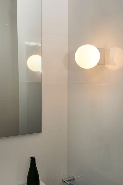 Lámpara de pared LAGO aplique cromado FARO 63503 en ambiente de baño moderno, serie 6352 en aluminio y cristal para iluminación interior superficial.
