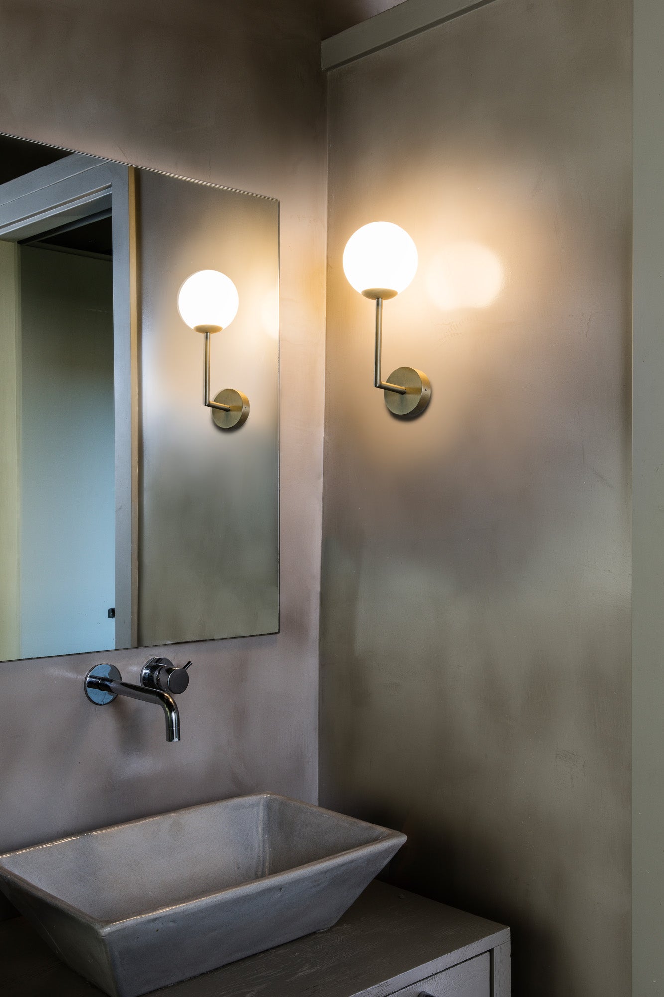 Lámpara de pared GALA aplique oro satinado FARO 63505 en ambiente baño interior, iluminación clásica IP44 aluminio cristal