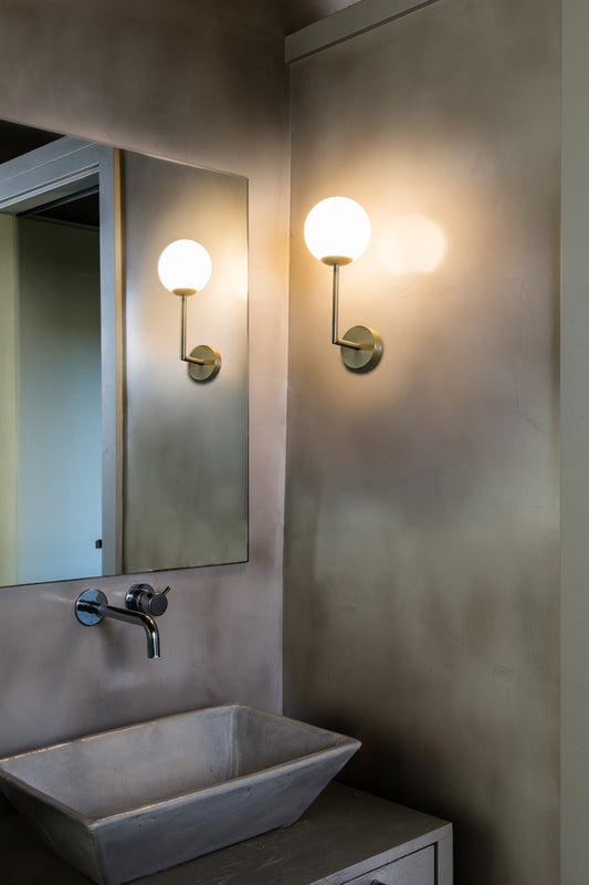 Lámpara de pared GALA aplique oro satinado FARO 63505 en ambiente baño interior, iluminación clásica IP44 aluminio cristal