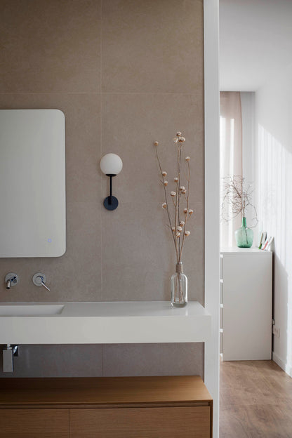 Imagen ambiente del aplique de pared GALA negro FARO modelo 63506 en baño interior, luminaria superficie IP44 con bombilla G9 LED para iluminación de baño