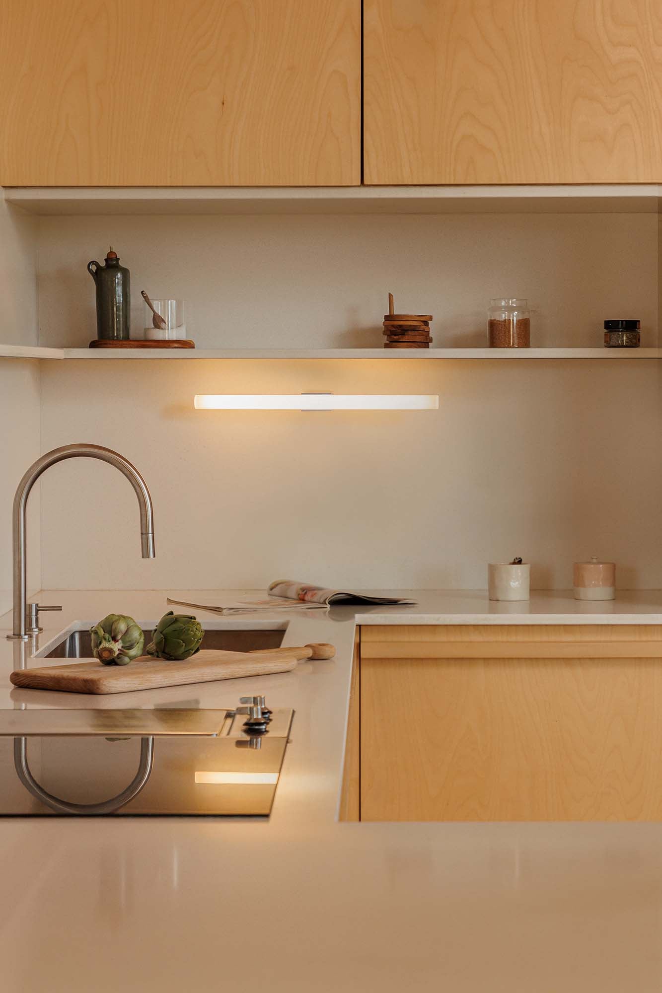 Aplique de pared CALMA Linestra azul 7W LED FARO 63556 en ambiente interior hogar, luminaria superficie acero cristal IP44 para iluminación residencial