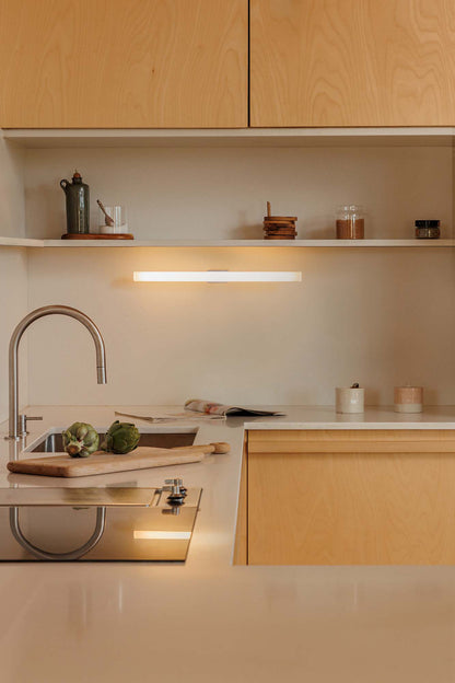 Aplique de pared CALMA Linestra azul 7W LED FARO 63556 en ambiente interior hogar, luminaria superficie acero cristal IP44 para iluminación residencial