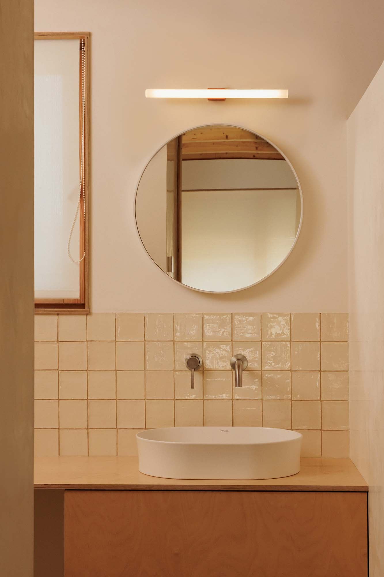 Aplique de pared Calma Terracotta 7W Faro 63557 en ambiente interior: luminaria LED de superficie en acero y cristal, iluminación versátil para pared