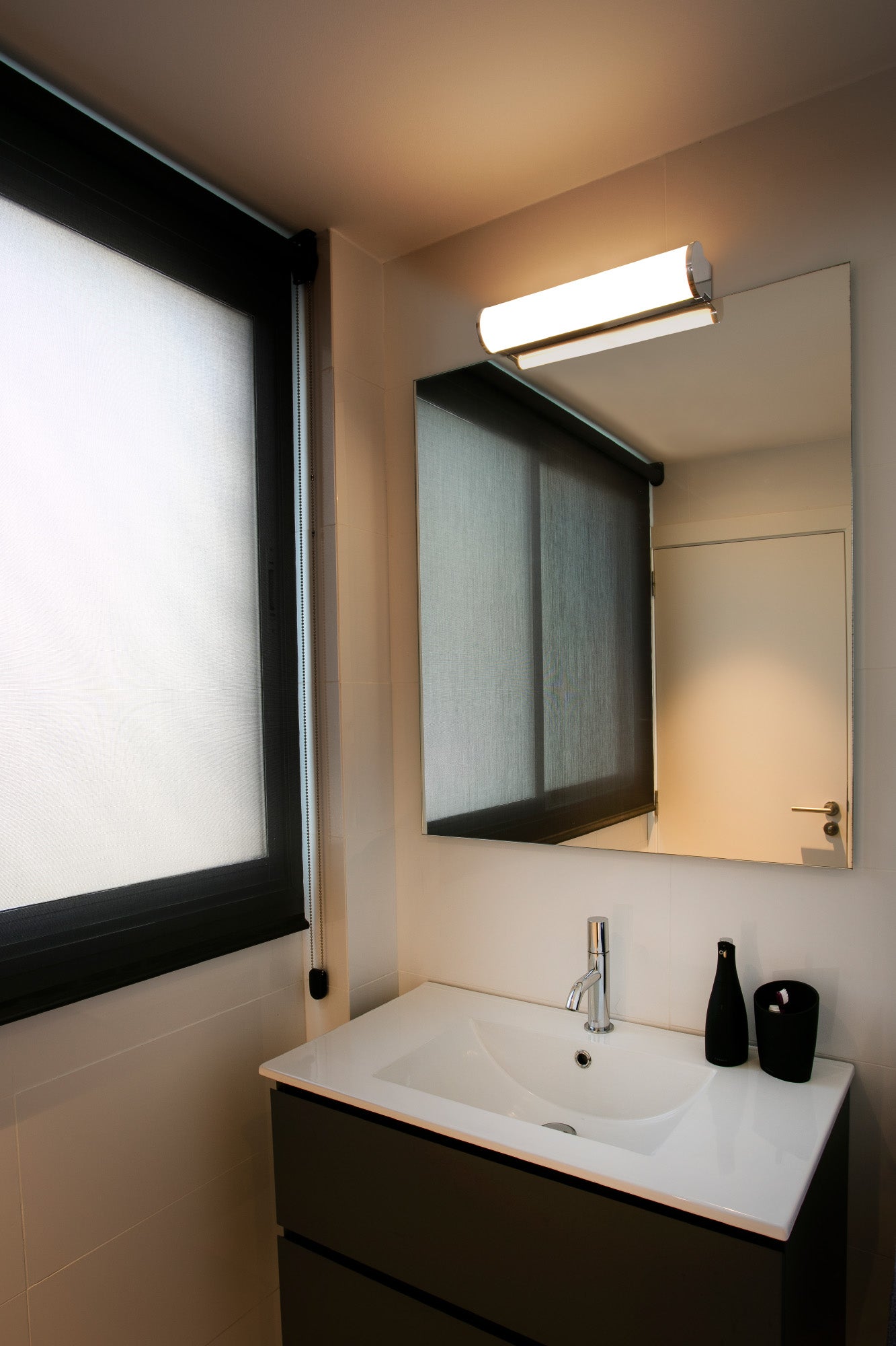 Lámpara de pared DANUBIO 395 cromado 12W FARO modelo 63601 en ambiente de baño moderno, diseño interior LED SMD en aluminio y cristal opal, iluminación baño IP44