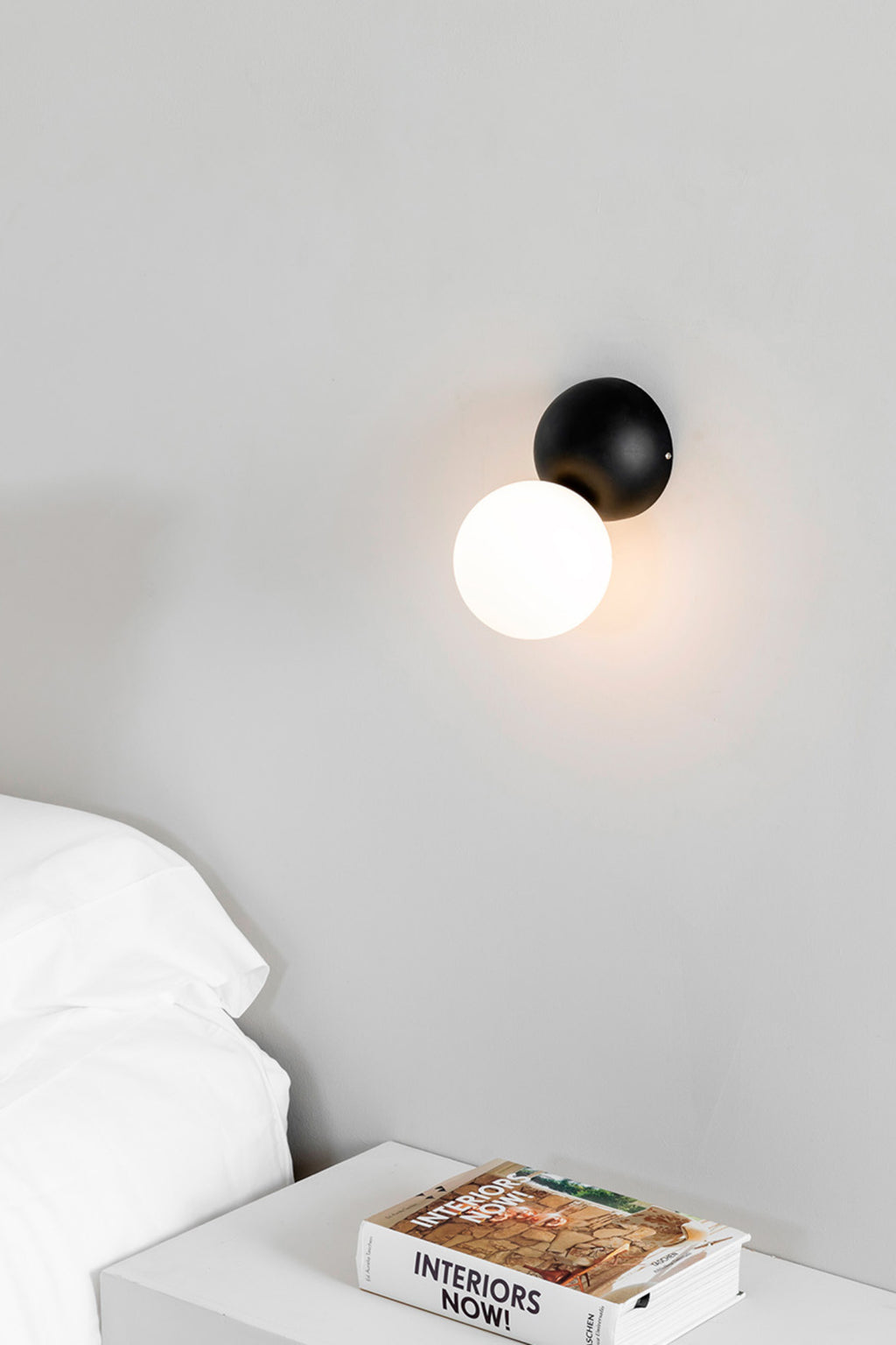 Aplique de pared JOY negro FARO 64027 en imagen ambiente interior, luminaria de superficie en aluminio y cristal LED para iluminación moderna del hogar