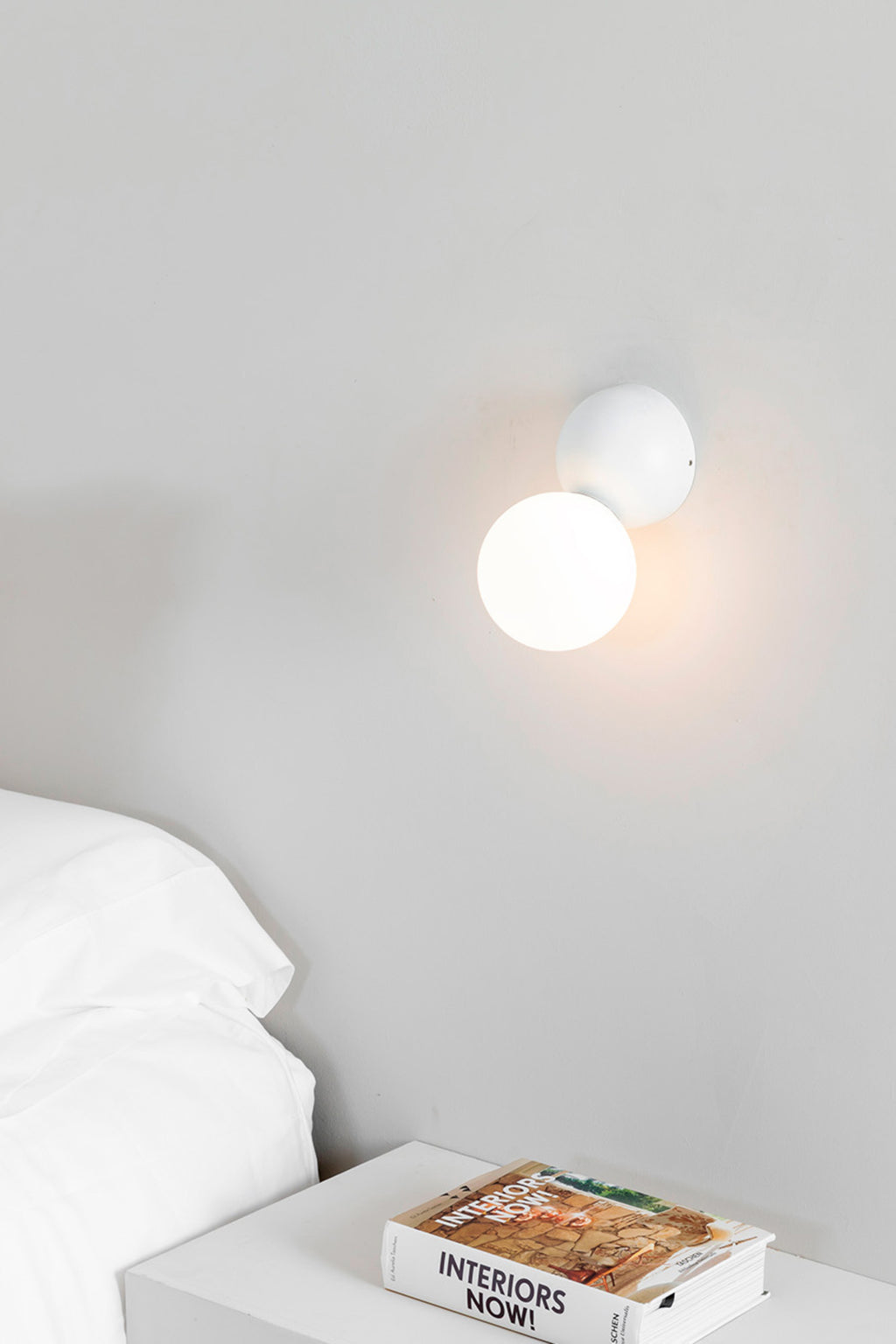 Aplique de pared JOY blanco FARO 64028 en ambiente interior moderno, luminaria superficie de aluminio y cristal con iluminación LED para hogar contemporáneo