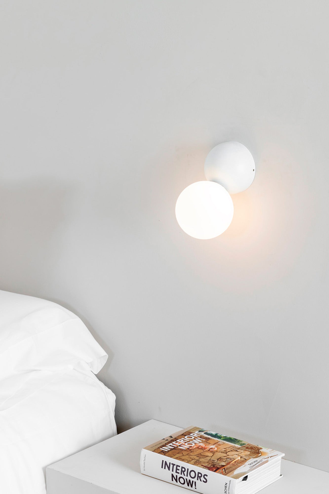 Aplique de pared JOY blanco FARO 64028 en ambiente interior moderno, luminaria superficie de aluminio y cristal con iluminación LED para hogar contemporáneo