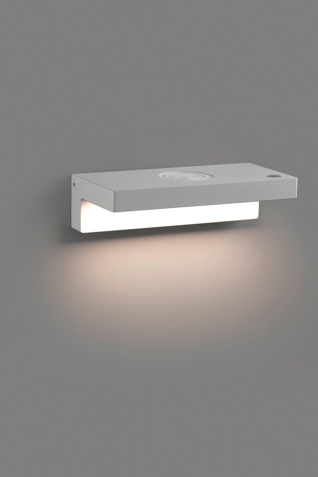 Aplique de pared WELL Blanco modelo 64030 de FARO en ambiente interior moderno, luminaria de aluminio con iluminación indirecta regulable, cargador wireless y diseño para restauración.