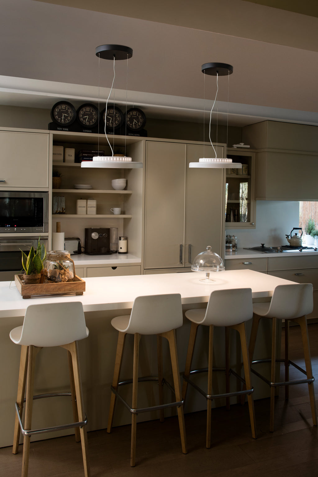 Luminaria colgante DOLME blanca de FARO en ambiente interior minimalista del hogar, iluminación LED suave y diseño suspensión por xJeR Studio