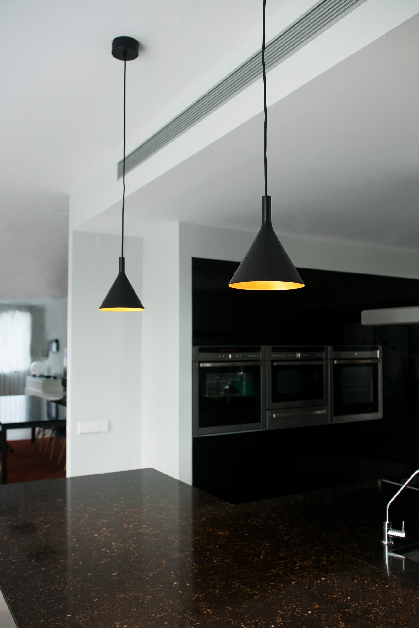 Lámpara colgante PAM 165 negra y oro de FARO (64160), diseño contemporáneo en acero y PMMA con iluminación LED, en ambiente de salón interior moderno.