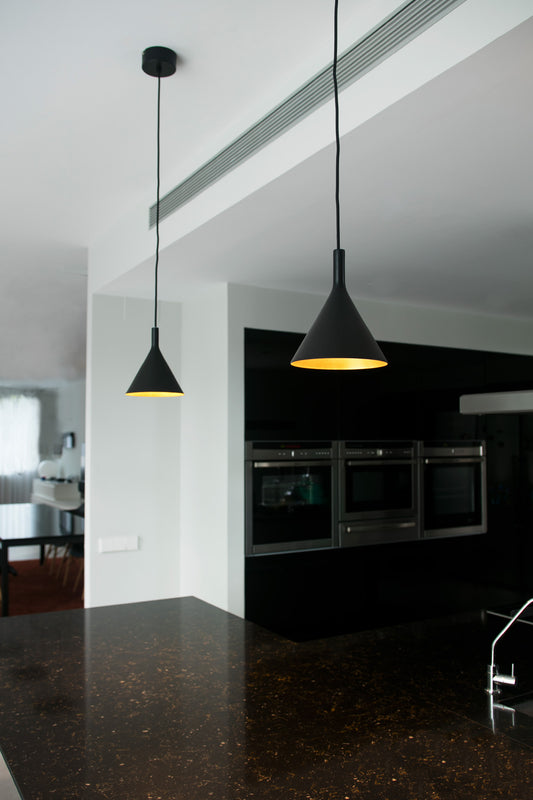 Lámpara colgante PAM 165 negra y oro de FARO (64160), diseño contemporáneo en acero y PMMA con iluminación LED, en ambiente de salón interior moderno.