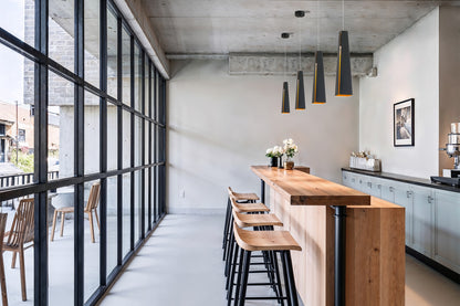 Luminaria colgante PLUMA negra y oro de FARO (64172), diseño contemporáneo LED de aluminio con suspensión elegante en ambiente interior de salón moderno