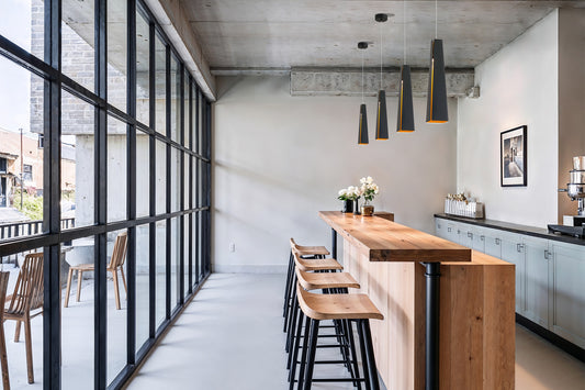 Luminaria colgante PLUMA negra y oro de FARO (64172), diseño contemporáneo LED de aluminio con suspensión elegante en ambiente interior de salón moderno