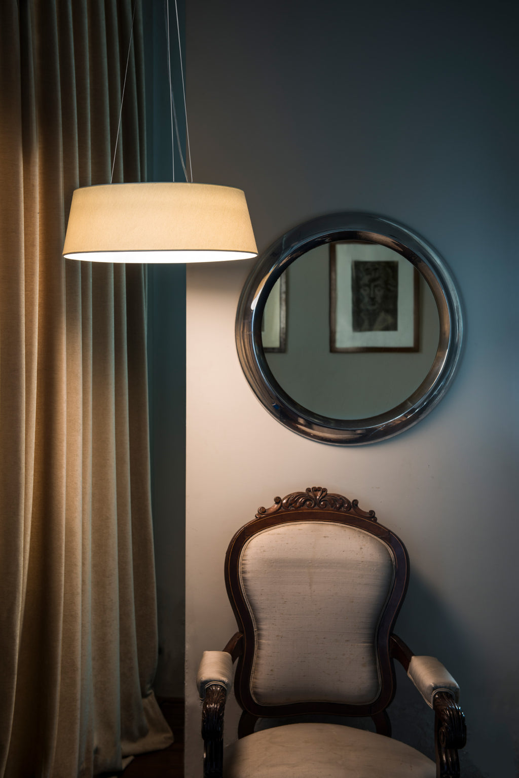 Lámpara colgante AINA en blanco de FARO (64174), Colección 6424, instalada en comedor moderno interior con iluminación LED eficiente para hogar contemporáneo.