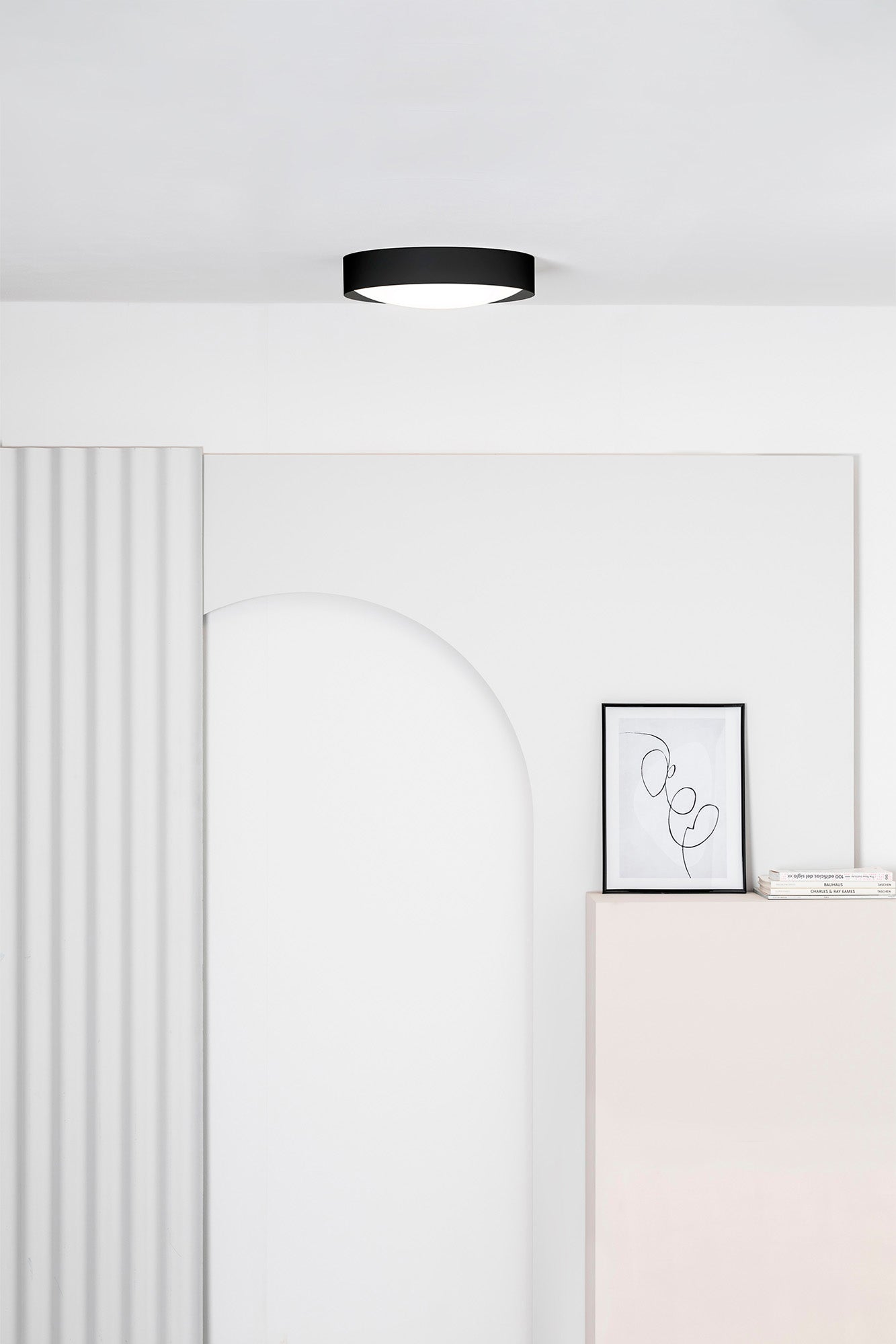 Plafon LED VUK negra FARO 64188N de la colección 6425, luminaria superficie en acero y PMMA IP44 para baño e iluminación interior del hogar, vista ambiente instalada.
