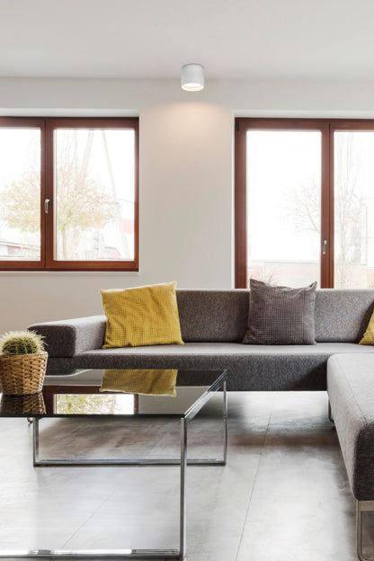 Plafon LED NATSU redondo blanco 30W serie 6500 FARO 64204 instalado en techo de interior hogar, luminaria superficie de aluminio y PMMA con luz cálida.