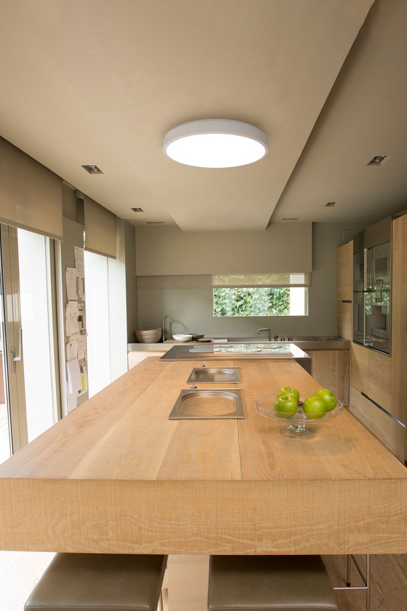 Imagen ambiente de Plafón LED Cocotte 430 Blanca de FARO, modelo 64250 de la colección 6990, luminaria de superficie en aluminio y PMMA con diseño contemporáneo para iluminación interior del hogar