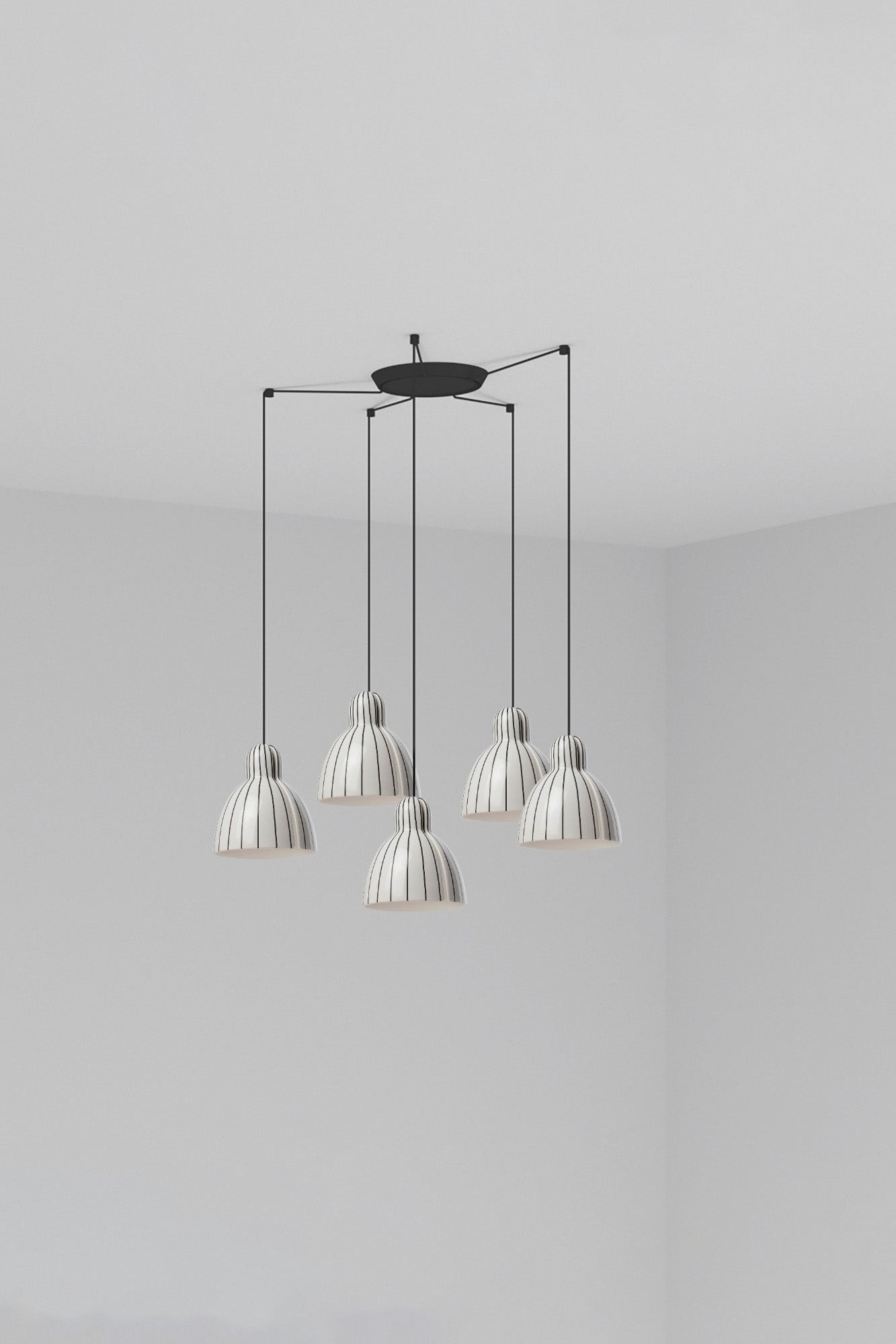 Luminaria colgante VENICE 5L con rayas en blanco y negro brillo, diseño artesanal en cerámica de FARO (64255-114-5L), compatible con LED para iluminación interior del hogar.