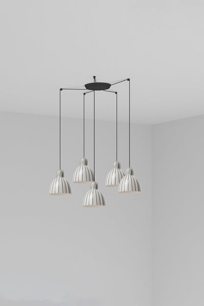Luminaria colgante VENICE 5L con rayas en blanco y negro brillo, diseño artesanal en cerámica de FARO (64255-114-5L), compatible con LED para iluminación interior del hogar.