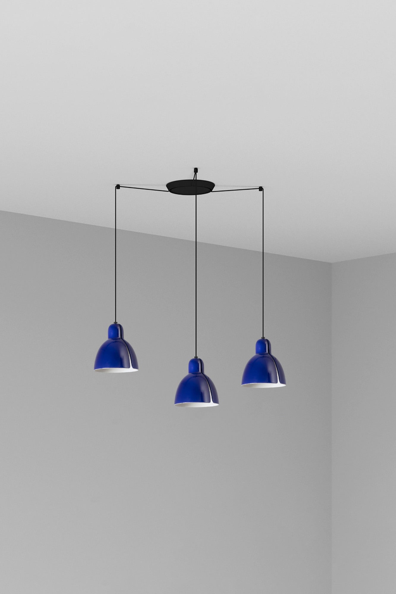 Luminaria colgante VENICE 3L en azul cobalto de FARO, diseño en cerámica y acero para iluminación interior acogedora en el hogar