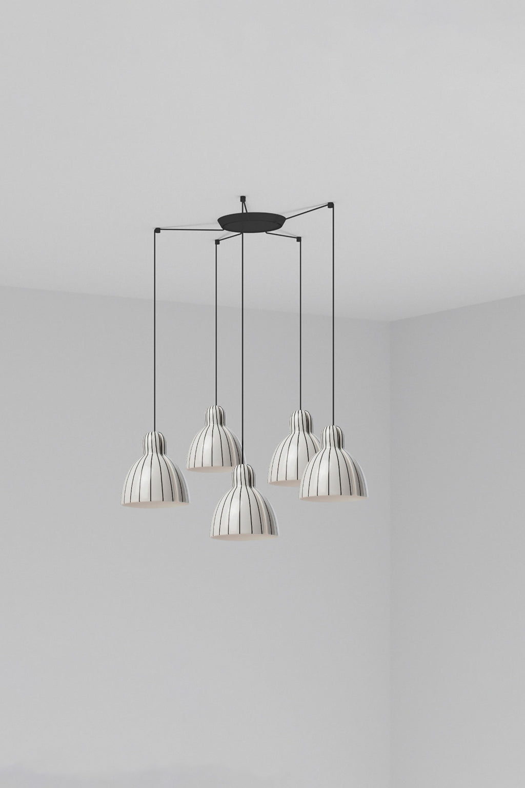 Lámpara colgante VENICE 200 5L de FARO con rayas en blanco y negro brillo, cerámica artesanal made in Barcelona para iluminación interior del hogar.