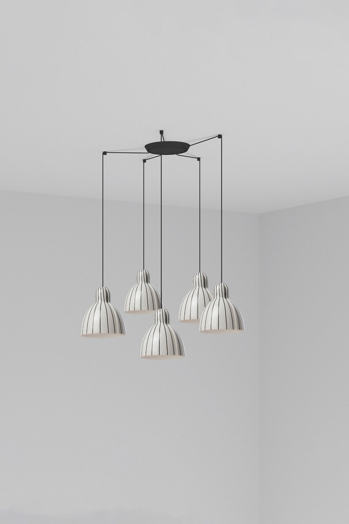 Lámpara colgante VENICE 200 5L de FARO con rayas en blanco y negro brillo, cerámica artesanal made in Barcelona para iluminación interior del hogar.