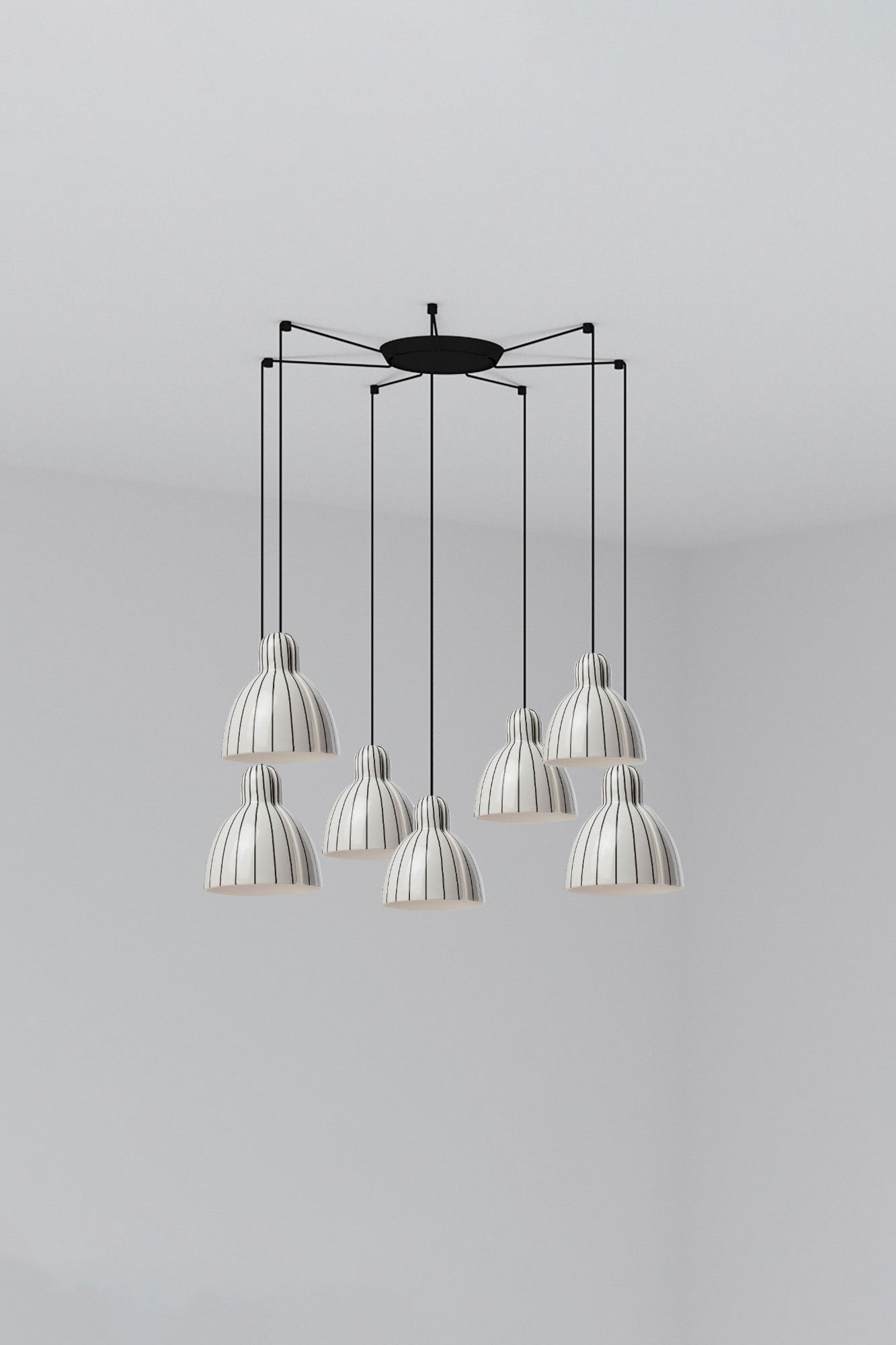 Luminaria colgante VENICE 200 7L rayas blanco y negro brillo, diseño artesanal en cerámica y acero por Adolfo Abejón para FARO, iluminación interior suspensión.