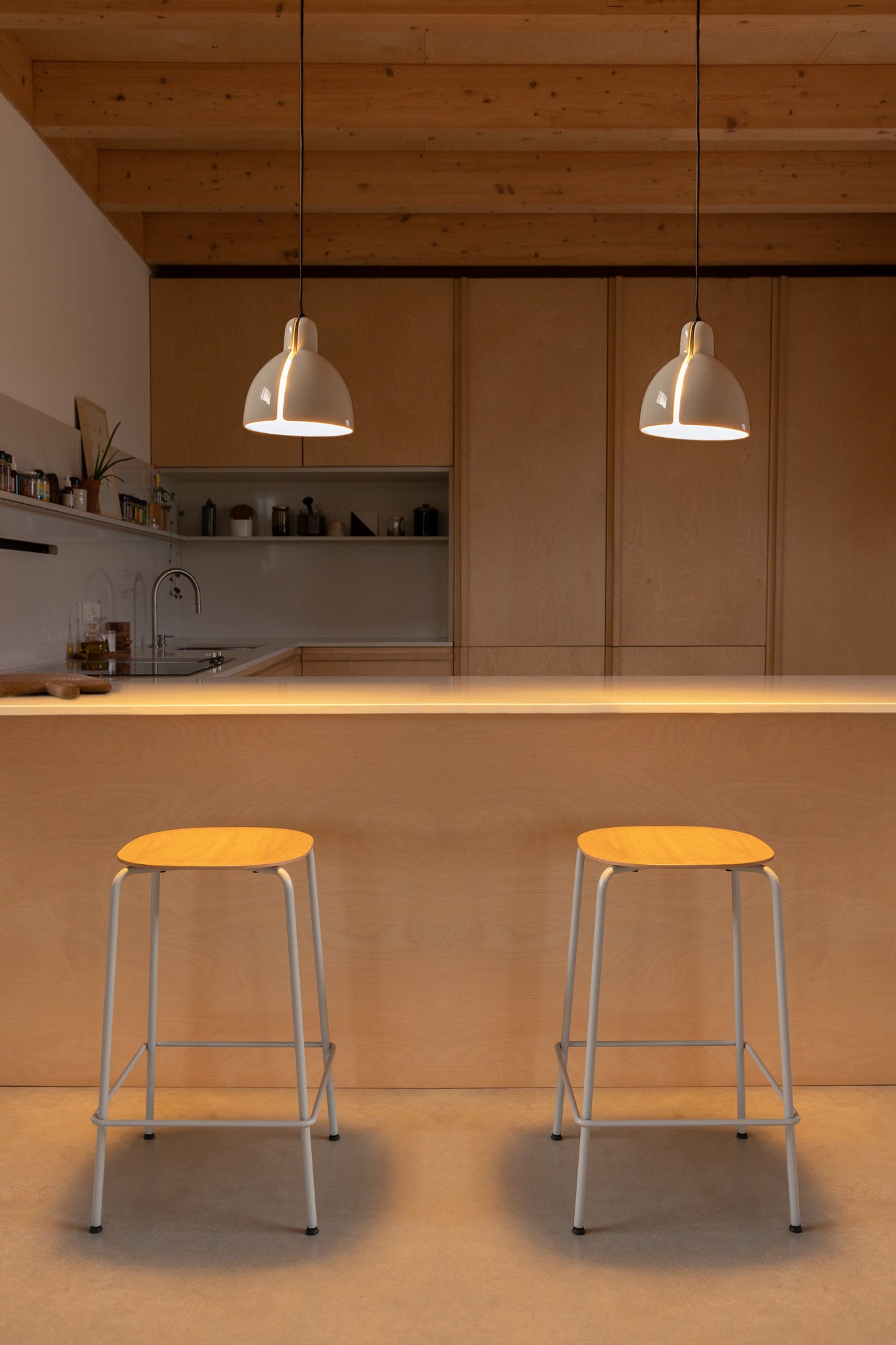 Luminaria colgante VENICE blanca de cerámica minimalista FARO 64255 en ambiente interior hogareño, diseño artesanal con bombilla E27 LED