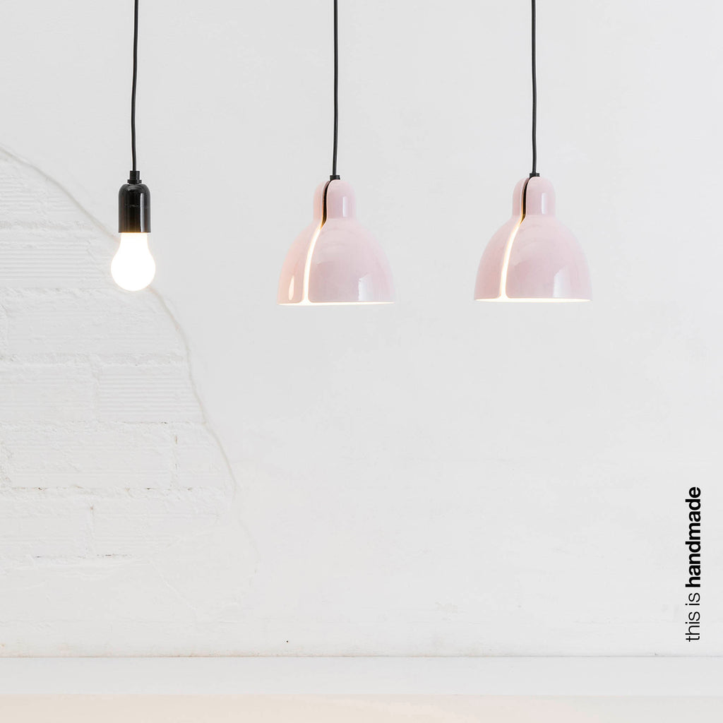 Luminaria colgante VENICE en rosa brillo de FARO, modelo 64257, en ambiente interior minimalista de cerámica artesanal, iluminación cálida y elegante.