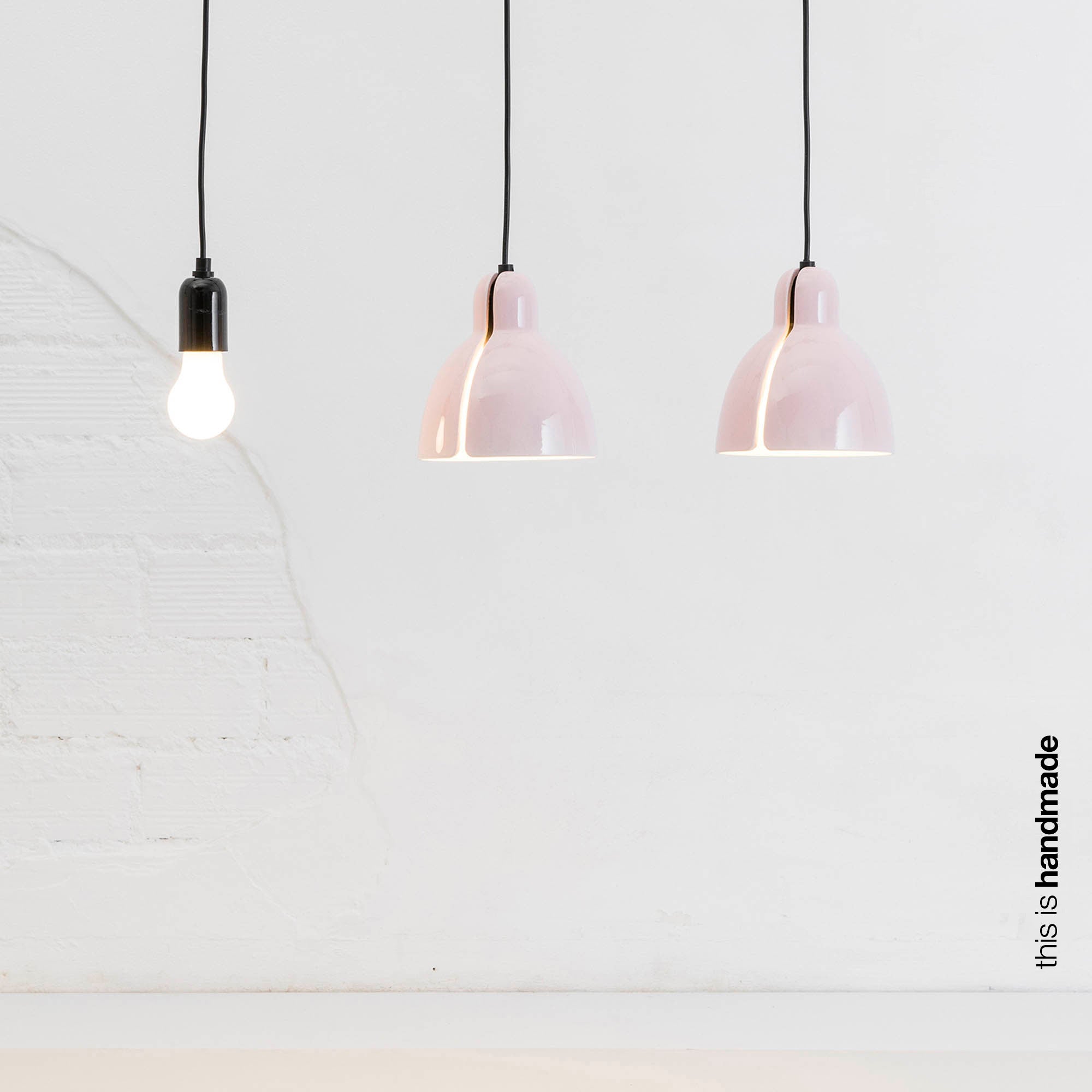 Luminaria colgante VENICE en rosa brillo de FARO, modelo 64257, en ambiente interior minimalista de cerámica artesanal, iluminación cálida y elegante.