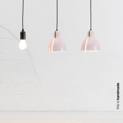 Luminaria colgante VENICE en rosa brillo de FARO, modelo 64257, en ambiente interior minimalista de cerámica artesanal, iluminación cálida y elegante.