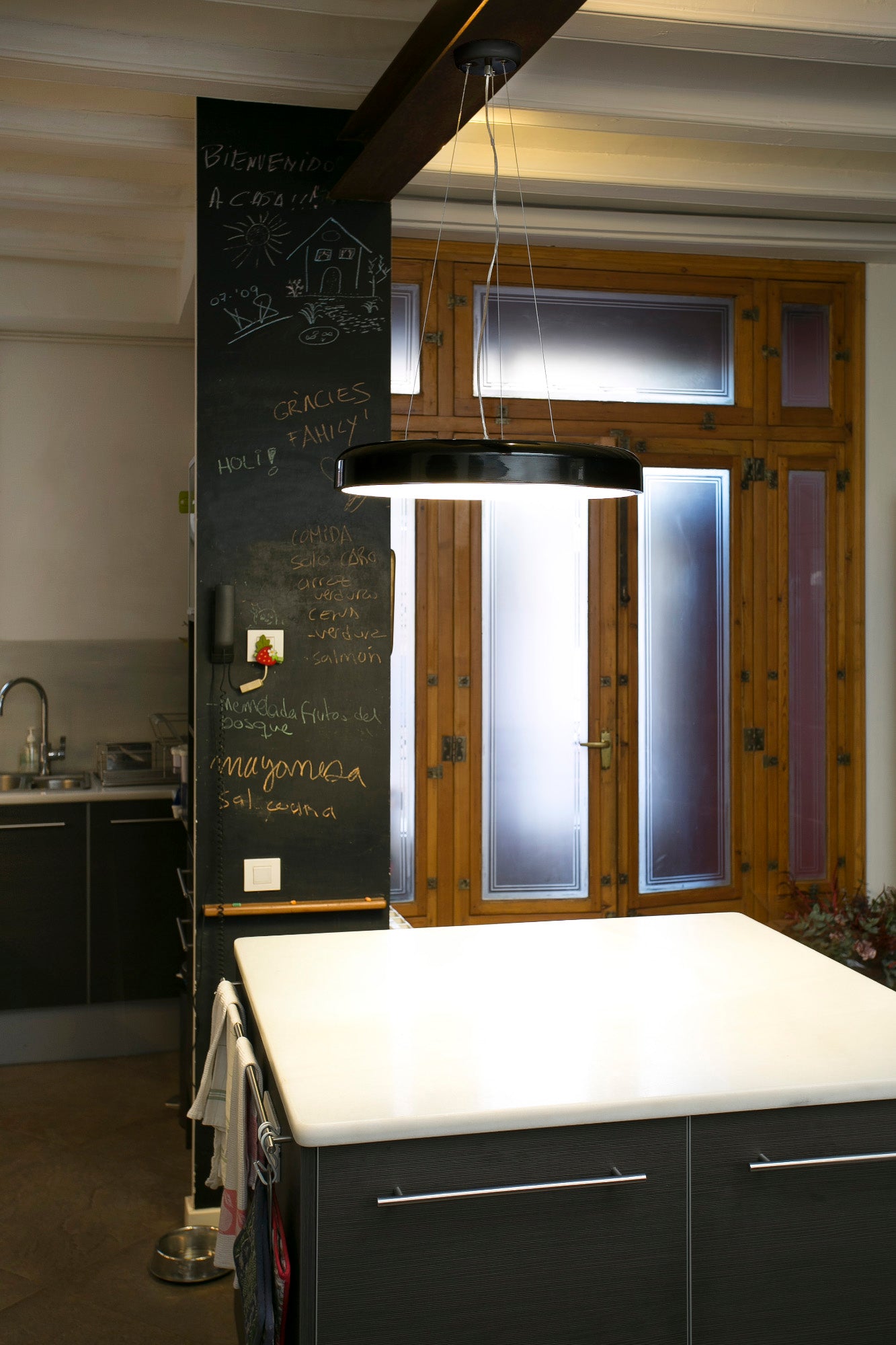 Lámpara colgante Cocotte 430 en negro de FARO modelo 64263, diseño moderno en aluminio y PMMA, iluminando un interior contemporáneo del hogar.