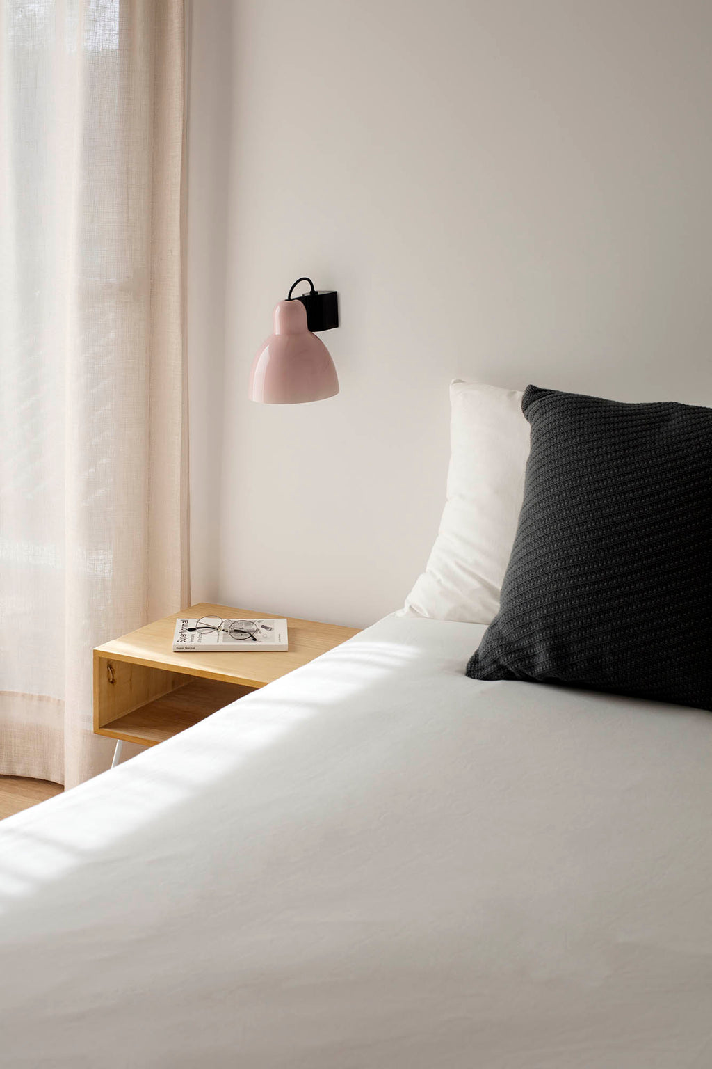 Aplique de pared VENICE en rosa de FARO modelo 64272, luminaria cerámica artesanal de Adolfo Abejón para iluminación interior del hogar, diseño Barcelona en ambiente acogedor