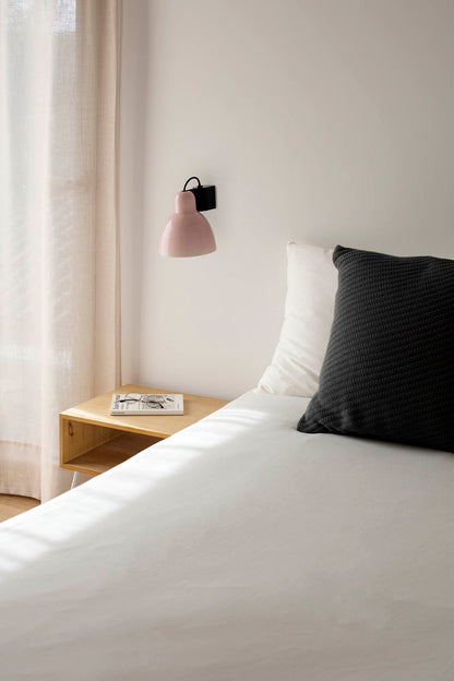 Aplique de pared VENICE en rosa de FARO modelo 64272, luminaria cerámica artesanal de Adolfo Abejón para iluminación interior del hogar, diseño Barcelona en ambiente acogedor