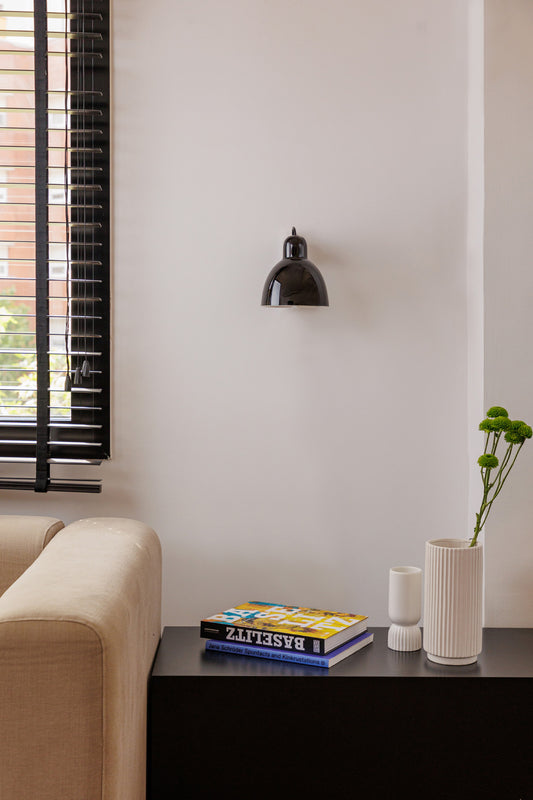 Luminaria de pared VENICE en azul cobalto FARO 64274 en ambiente interior moderno, diseño artesanal en cerámica y aluminio para iluminación hogar