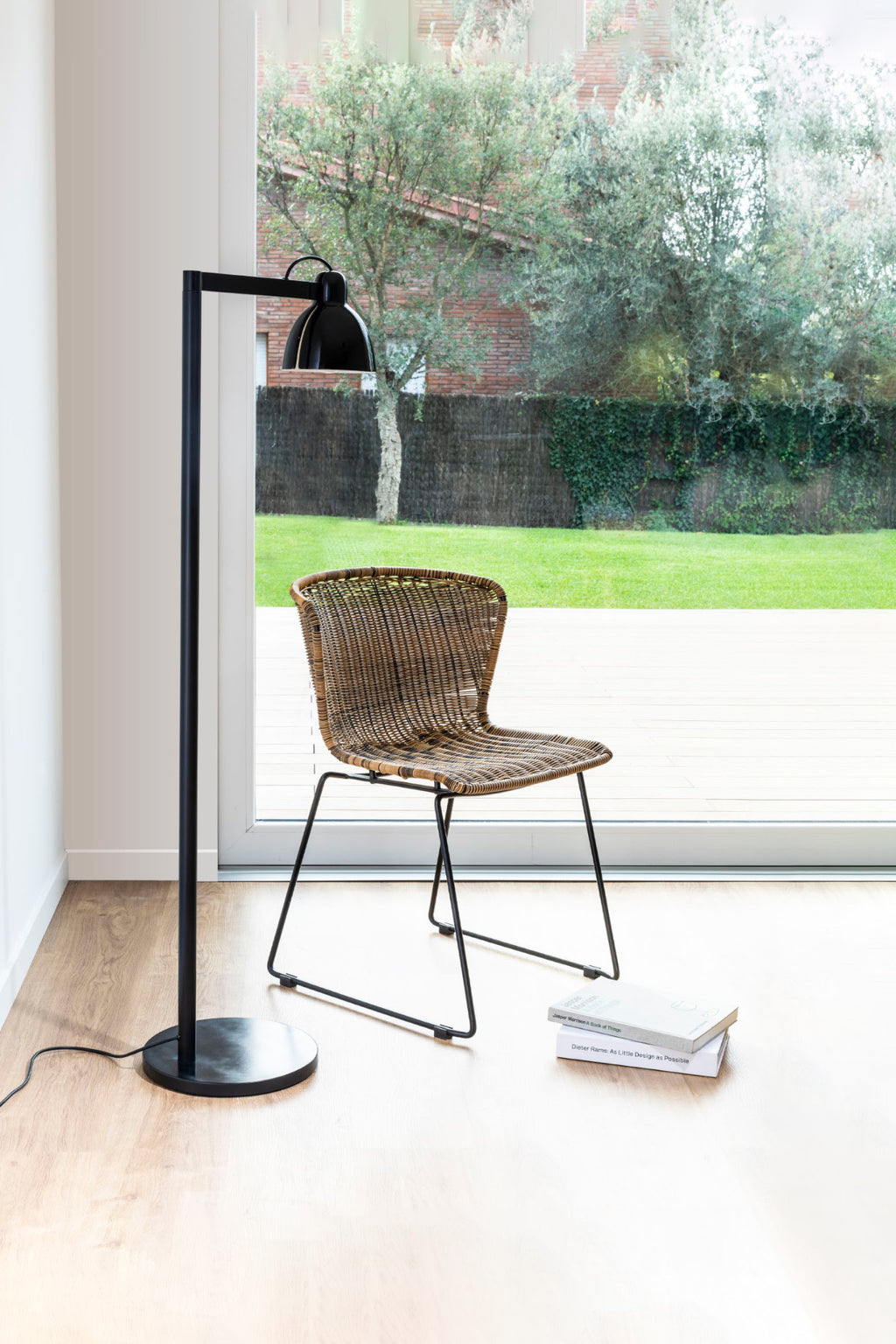 Lámpara de pie VENICE negra de FARO en salón moderno, modelo 64275-112 Colección 6437, iluminación interior adaptable en cerámica y acero con diseño atemporal