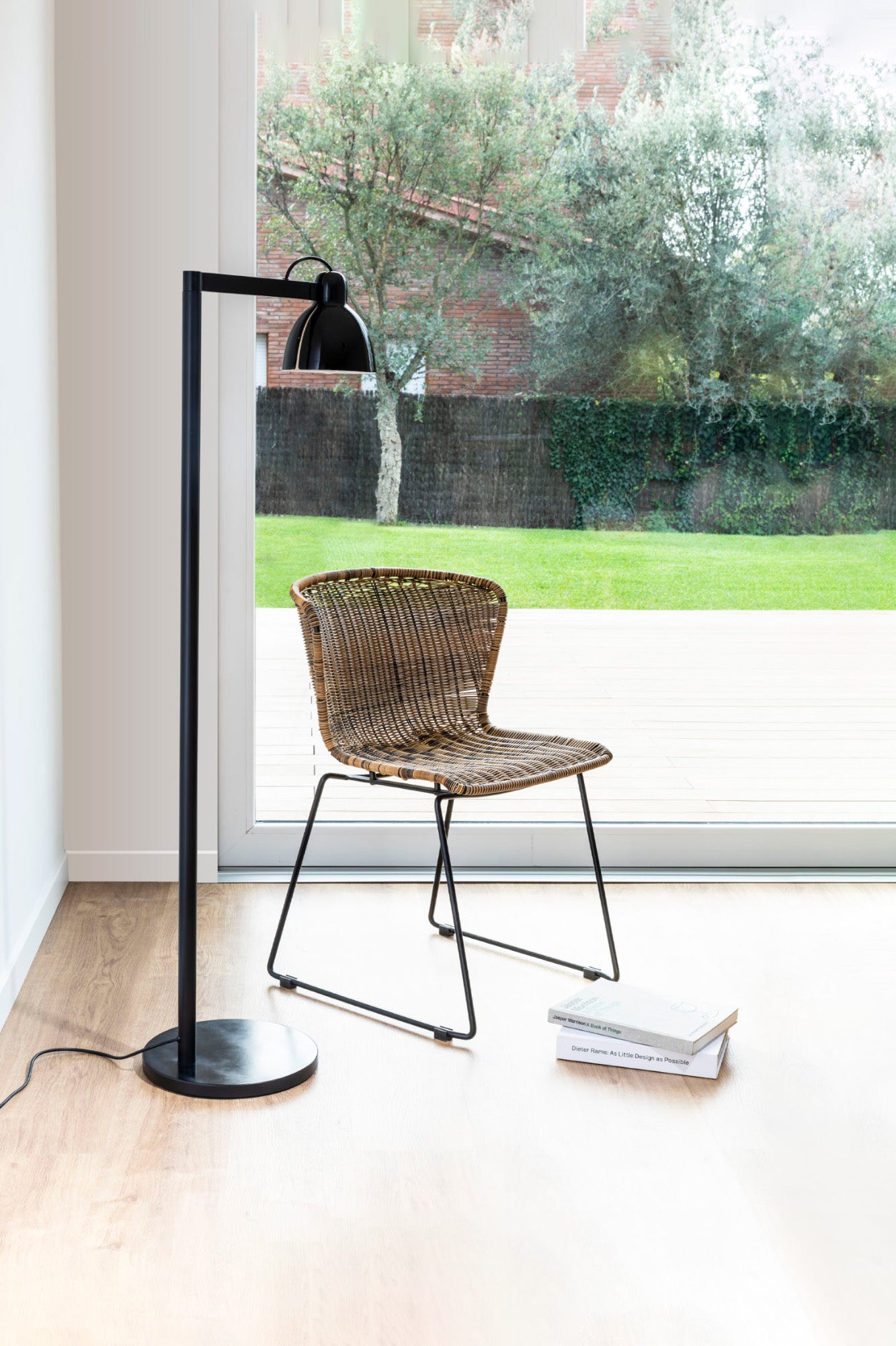 Lámpara de pie VENICE negra de FARO en salón moderno, modelo 64275-112 Colección 6437, iluminación interior adaptable en cerámica y acero con diseño atemporal