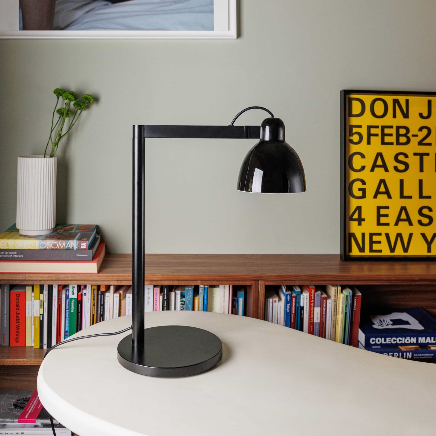 Lámpara de sobremesa Venice negra FARO 64276-112 en ambiente interior moderno, diseño artesanal en cerámica y acero, iluminación elegante para hogar contemporáneo de la colección 6437