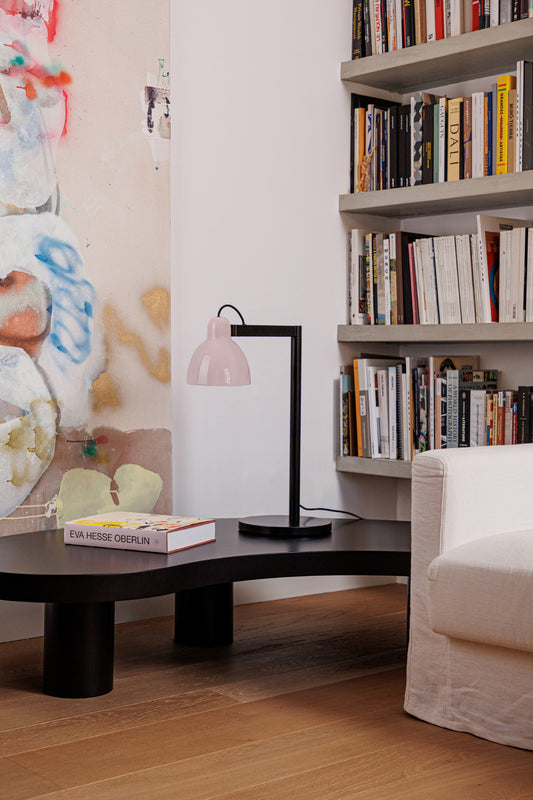 Lámpara de sobremesa VENICE en rosa de FARO, modelo 64276-113 de la colección 6437, en ambiente interior moderno con diseño artesanal en cerámica y acero para iluminación acogedora