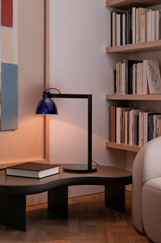 Luminaria de sobremesa VENICE en azul cobalto de FARO, diseño español moderno y artesanal en cerámica y acero, iluminando un interior elegante - ref. 64276-115