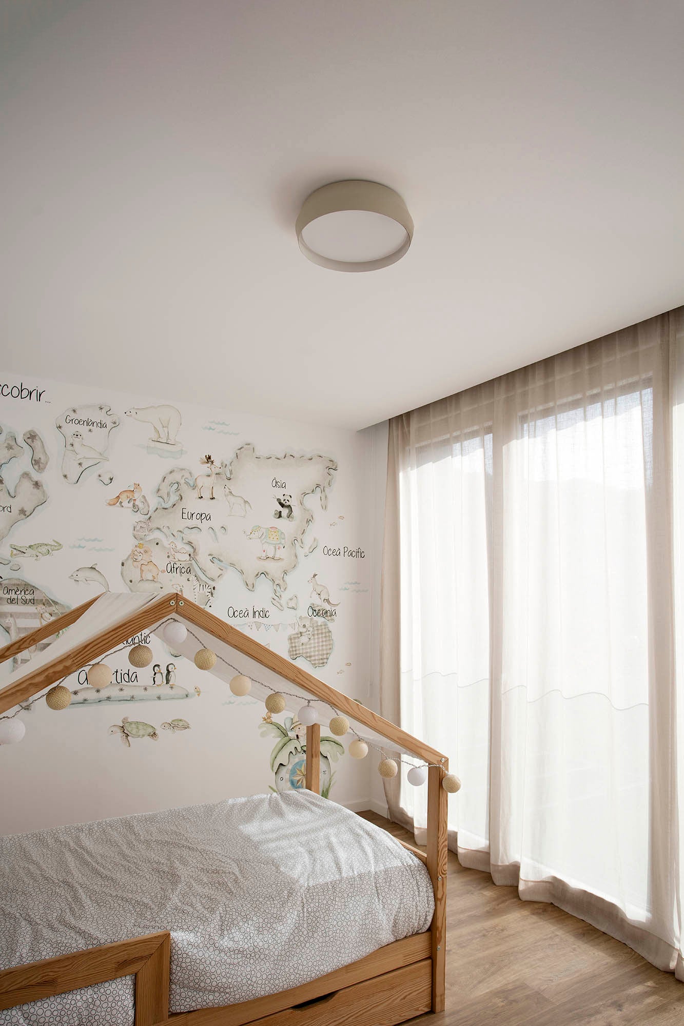 Imagen ambiente del aplique/plafón SHOKU 350 en gris y blanco de FARO (64280), luminaria de superficie minimalista en aluminio y PMMA, regulable y compatible con LED, instalada en interior moderno.