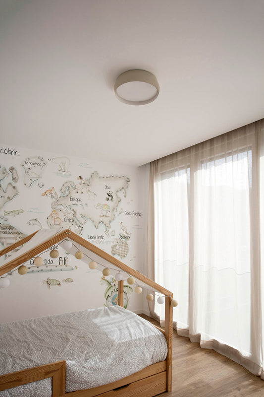 Imagen ambiente del aplique/plafón SHOKU 350 en gris y blanco de FARO (64280), luminaria de superficie minimalista en aluminio y PMMA, regulable y compatible con LED, instalada en interior moderno.